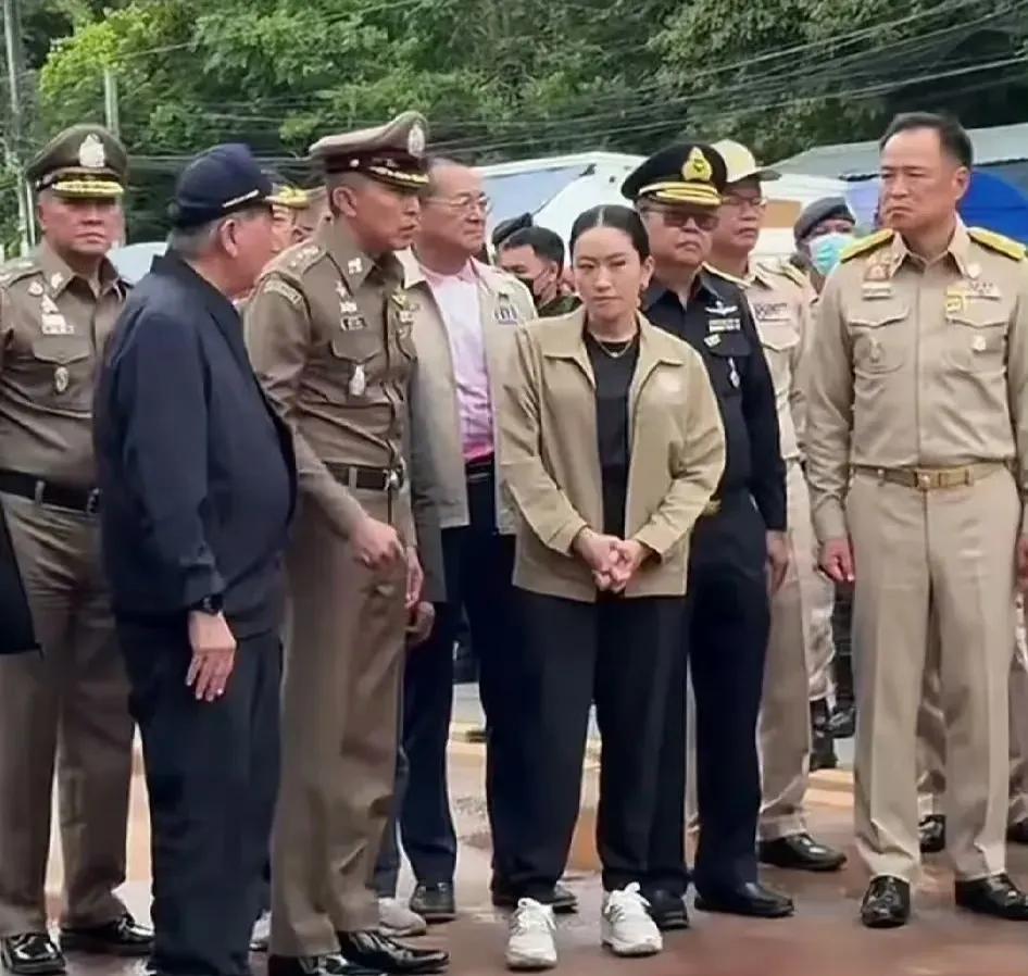 佩通坦视察边境，泰国代总理普坦陪同，普坦侧身，佩通坦妥妥的C位大女主，军方和普坦