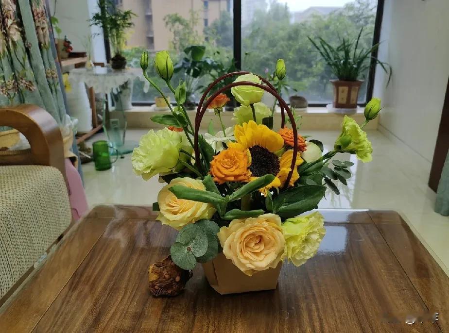 茶几上花篮里的鲜花虽已几天，可能是天冷的原因仍美丽依旧。
  那日参加插花培训，