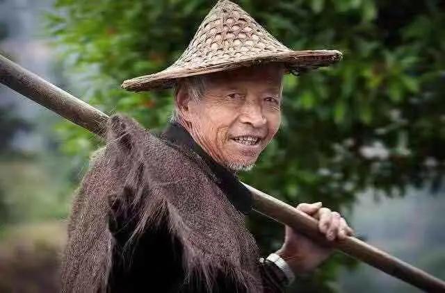 古往今来，智慧在民间流传，以下是从老一辈口中精选的18条人生箴言，它们如同明灯，