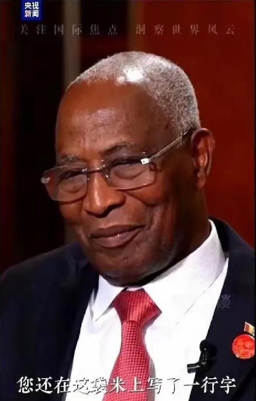 堂堂几内亚总理，跨越上万公里往中国送东西，送的不是什么稀缺金矿，而是一袋普普通通