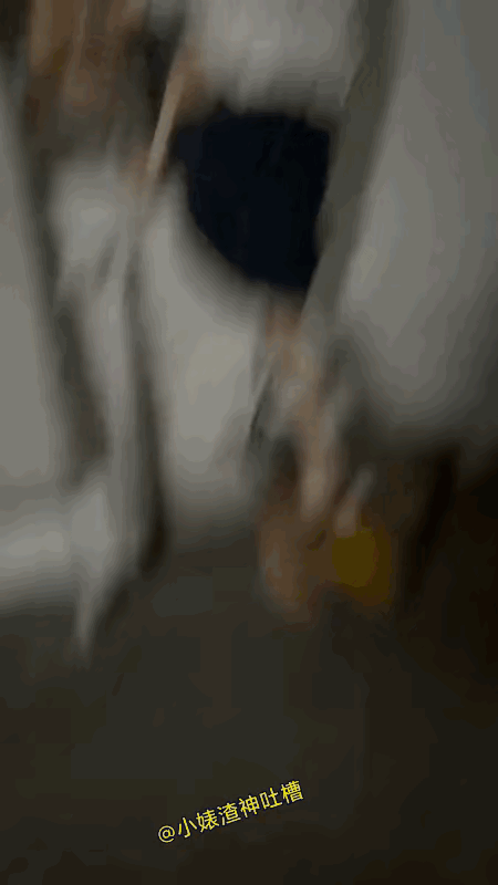 别人抱你下来不同意，这下脚遭罪了吧！
