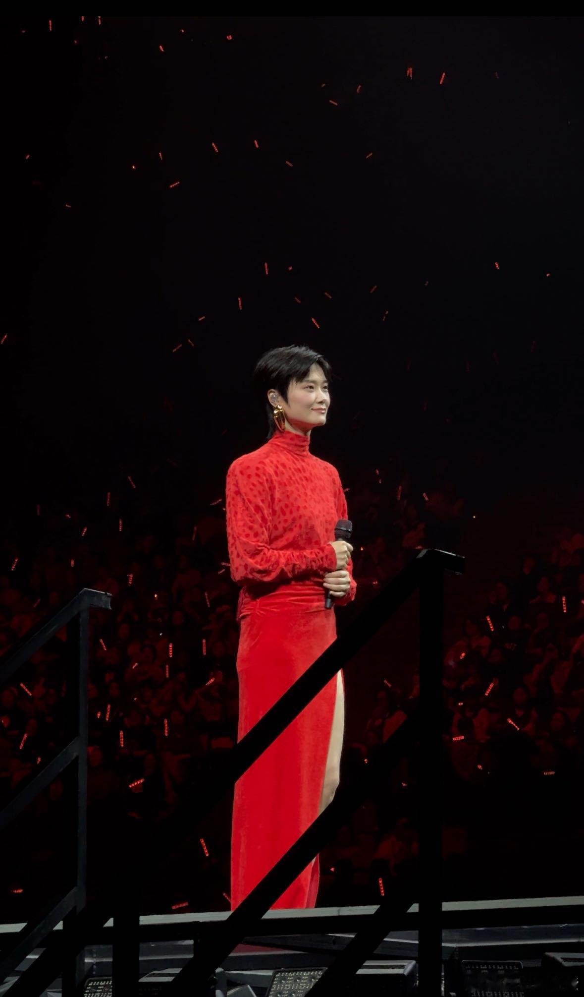 李宇春把春晚压轴曲放巡演了 皇后与梦想巡演重庆站名场面预定！李宇春惊喜唱响春晚压