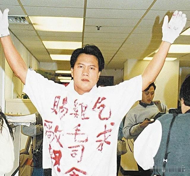 说起港片里的大哥气场，很多人第一反应就是万梓良。梳着油亮大背头、叼着雪茄往那一站