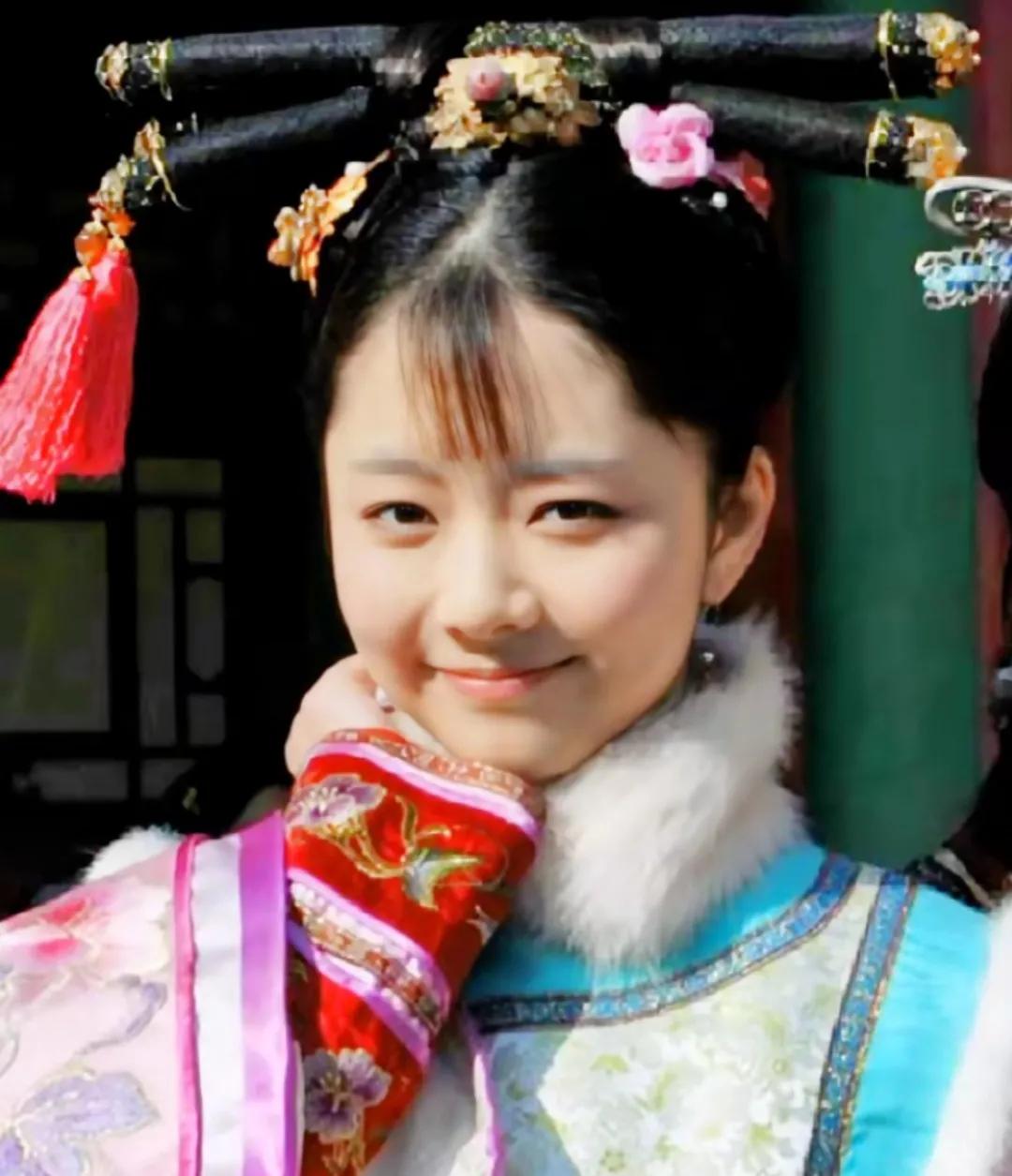  淳常在的扮演者谭松韵曾用名谭晶晶，1990年5月31日出生于四川省泸州市叙永县