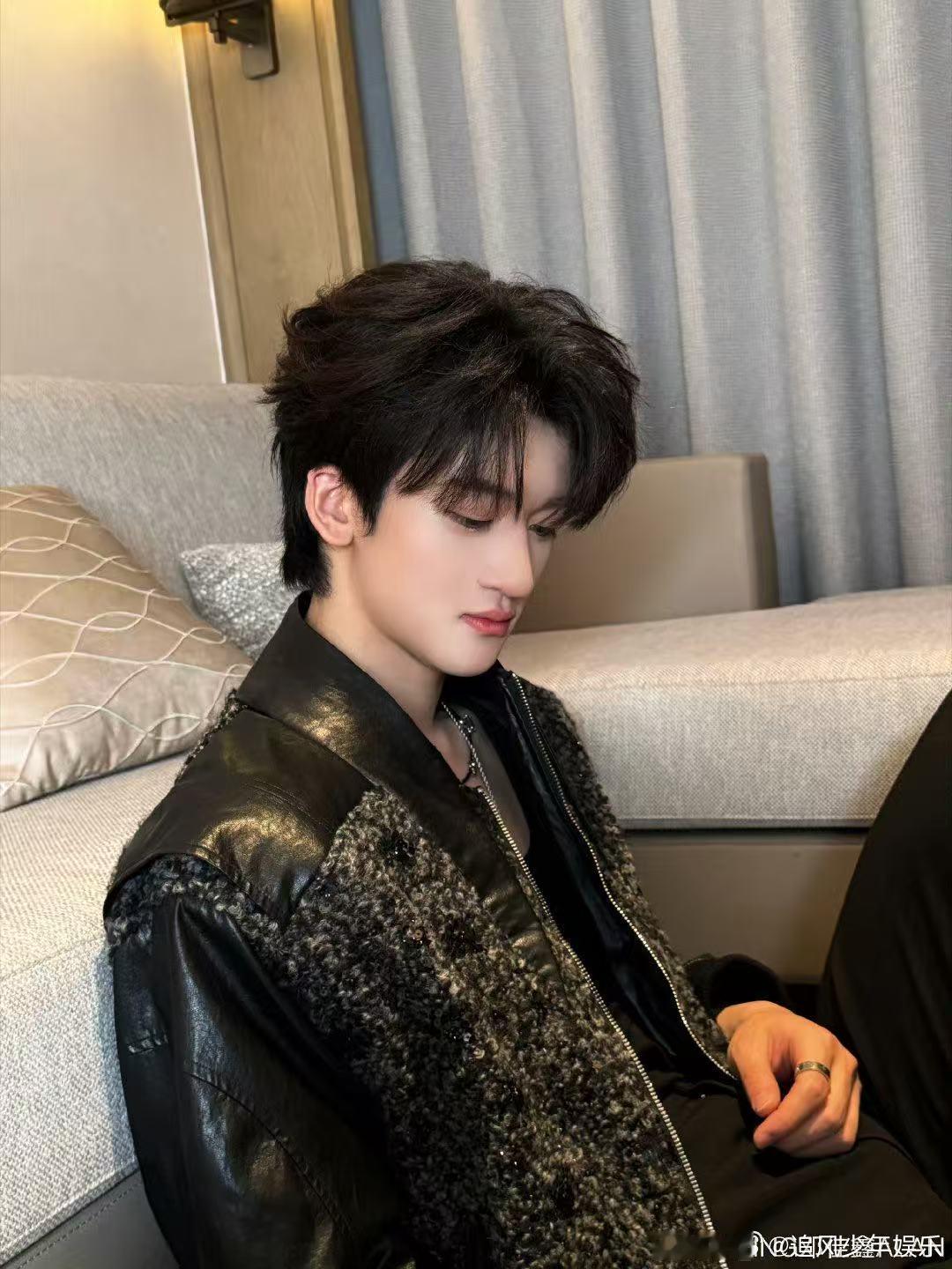 邓佳鑫头像 查无此人 队友们换头像各有花样，穆祉丞张极腹肌童禹坤用自己张峻豪换朱