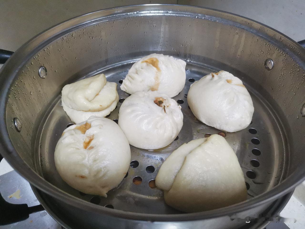 今天晚上，应闺女的要求，晚上做包子吃，还煮了一锅黑米山药红枣粥。

在闺女家和在