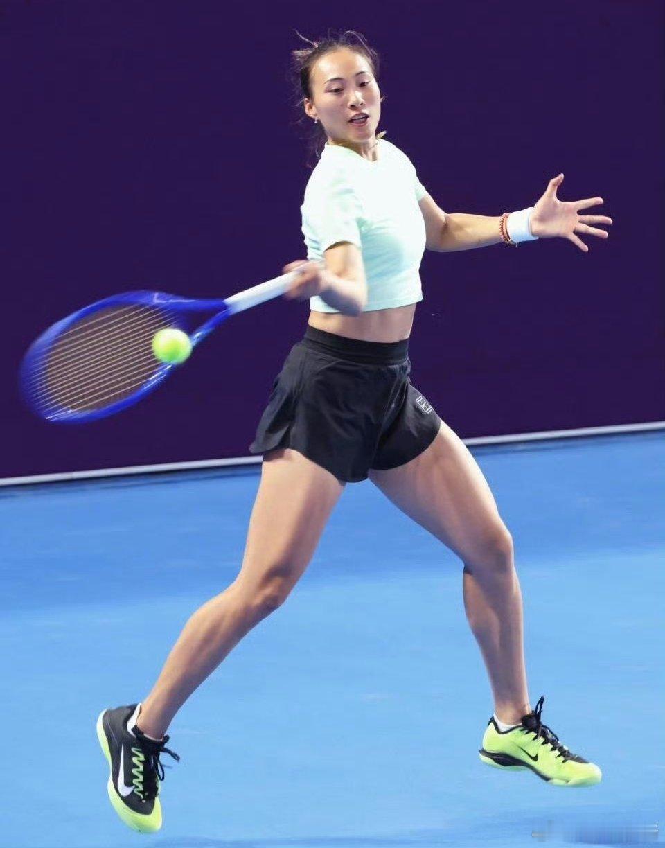 郑钦文团队目前正在多哈进行训练，重点仍放在补足冬训计划上。从近期流出的训练视频来