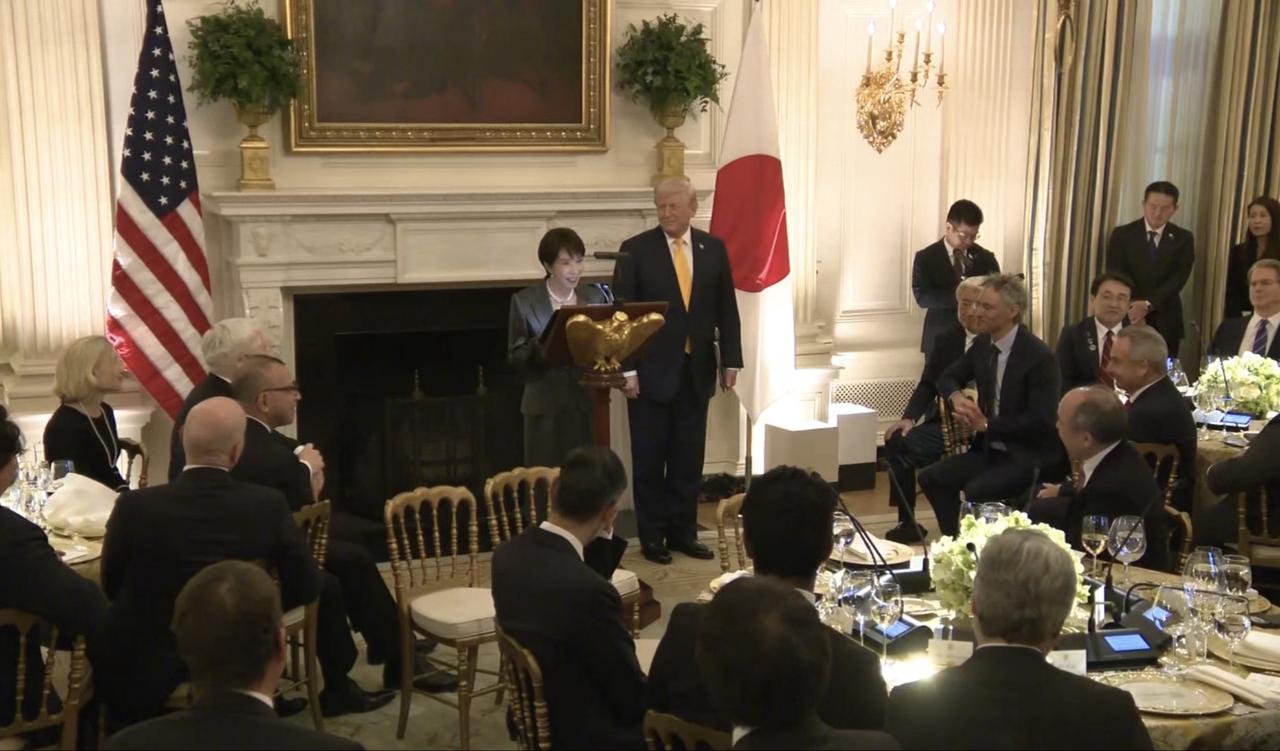 【高市早苗吹捧特朗普基因，提前祝小特生快，这招绝不输安倍！】日本首相高市早苗访白