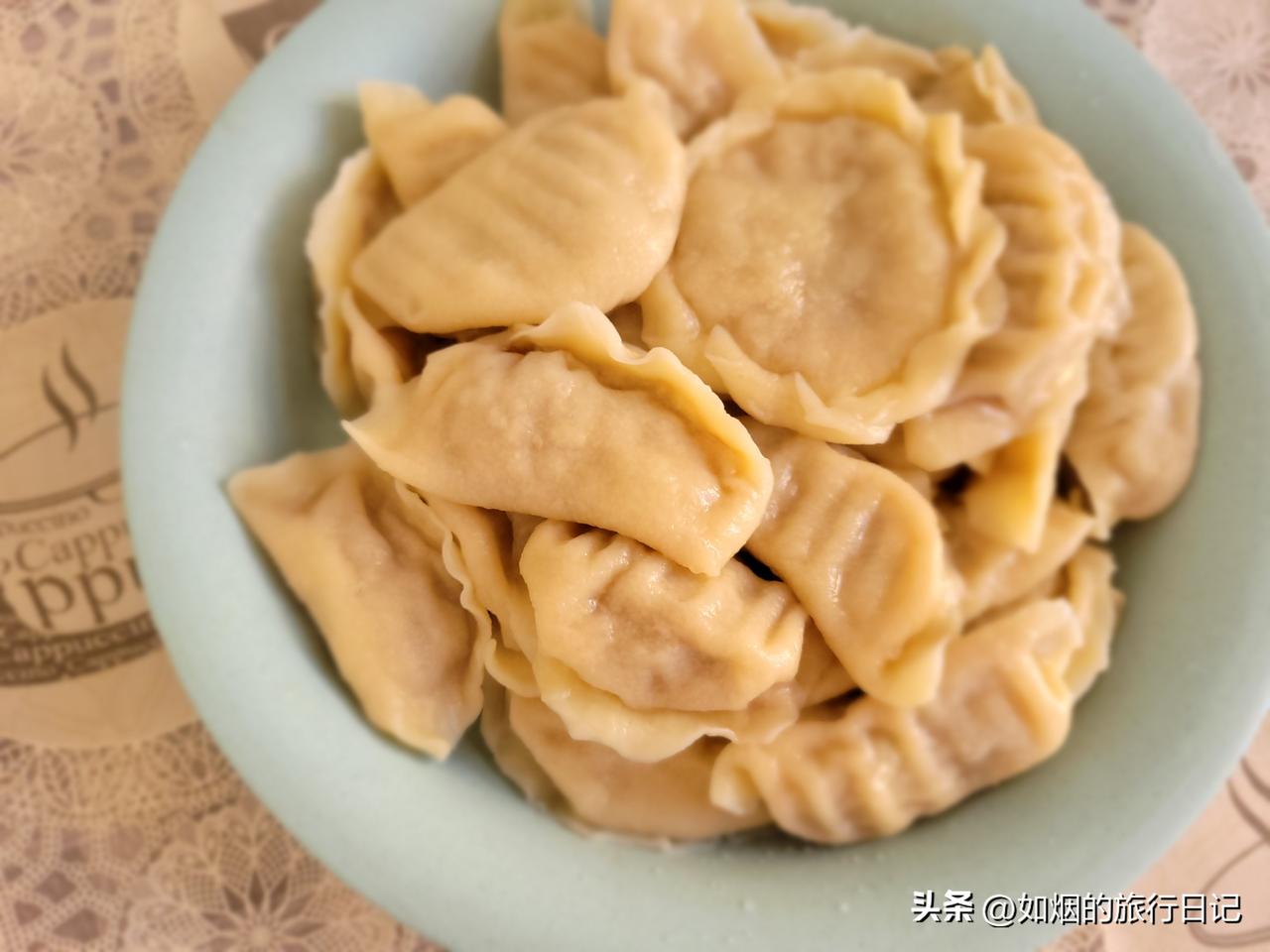 这两天儿子不在家，真是实现了吃喝自由。和水饺杠上了。前天包猪肉青椒馅，今天包羊肉
