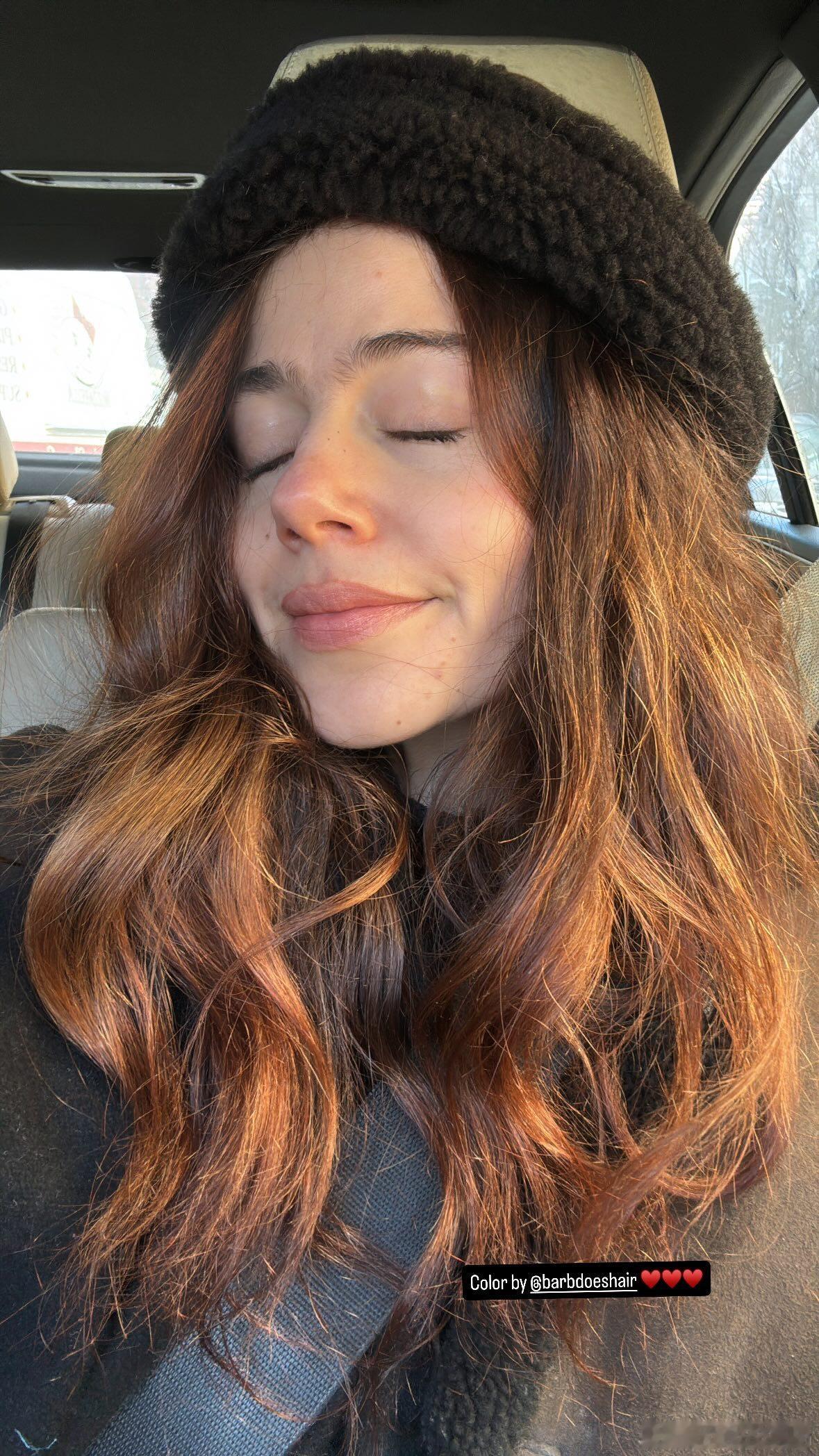 Molly gordon莫丽戈登分享新发色，换了个栗色的浅发色 