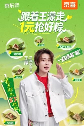 福州鱼丸比拳头还大循着连江鱼丸的地域美誉，众人穿梭街巷市集，近距离观摩传统手艺，