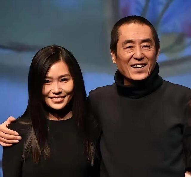 张艺谋最快的一次飞行，是2008年得知女儿在美国被家暴，他扔下所有工作。
张艺谋