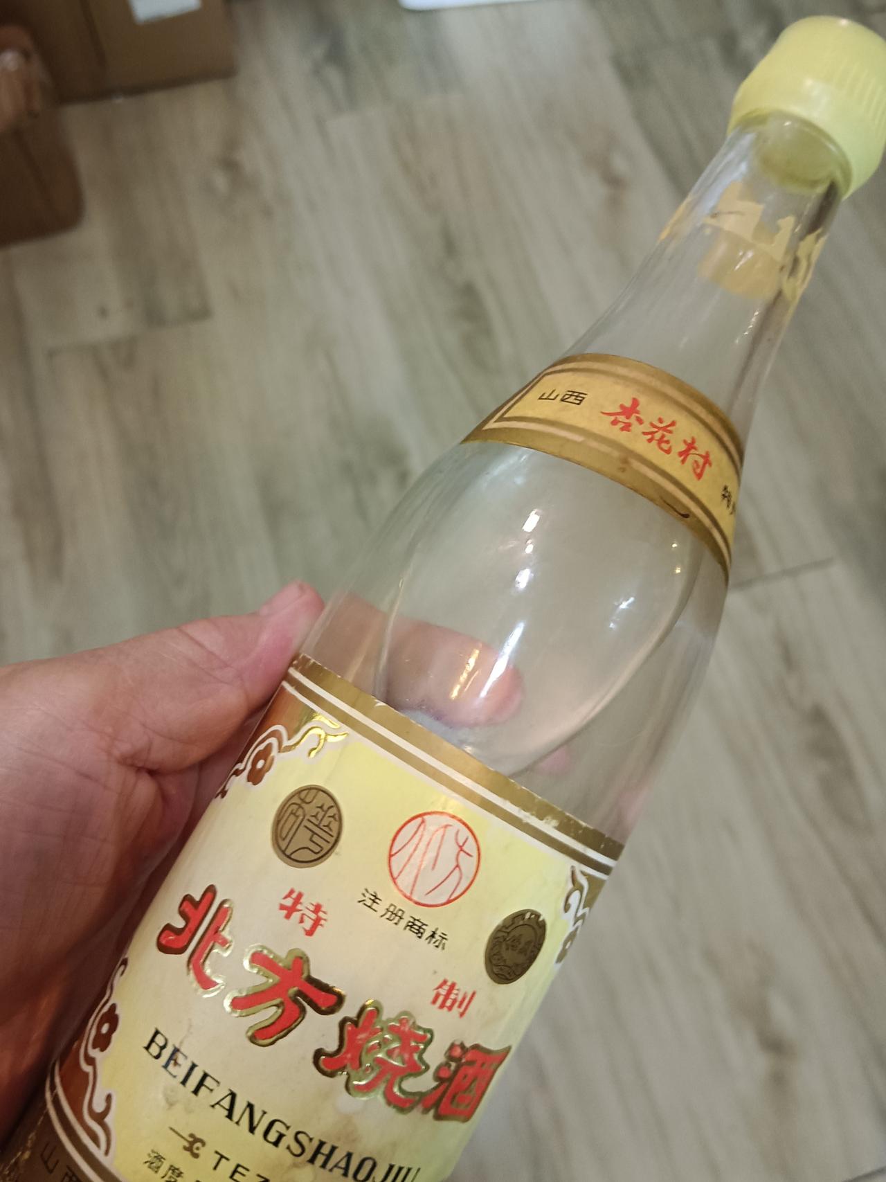 有个事得请万能的友友们帮个忙。
今天家宴上，老伴兴趣来了，想喝两口白酒，因为平时
