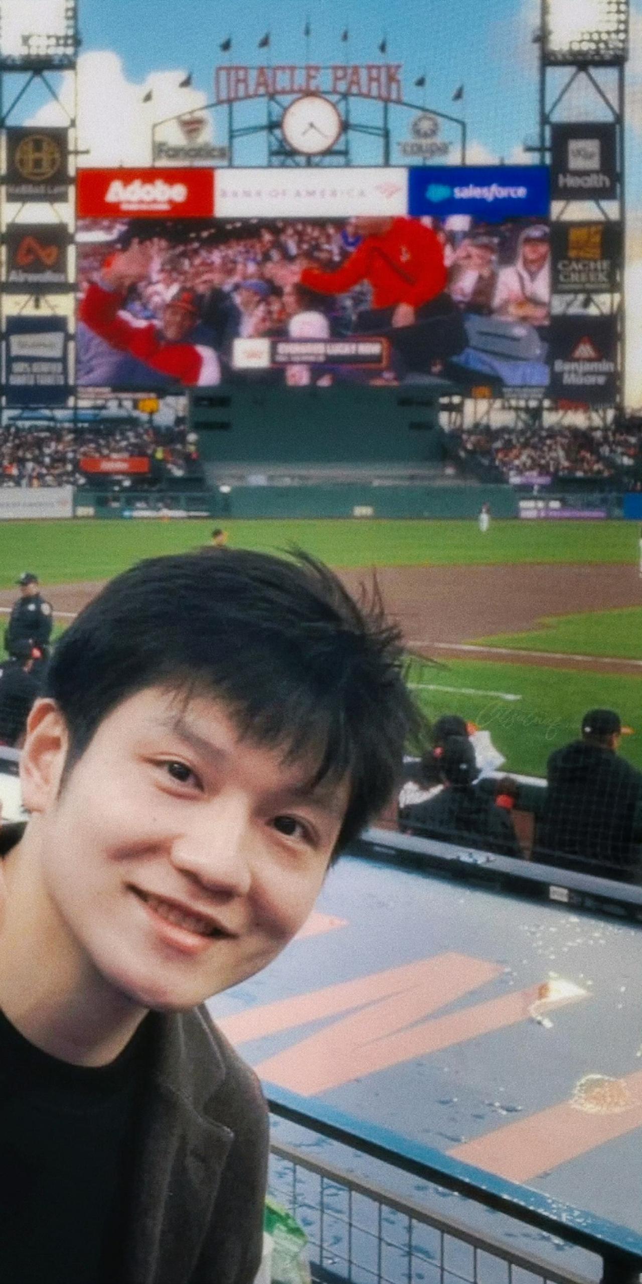 这个镜头视角下的樊振东瞬间，太适合做手机壁纸了，有一种突然的惊喜，带给人莫名的快