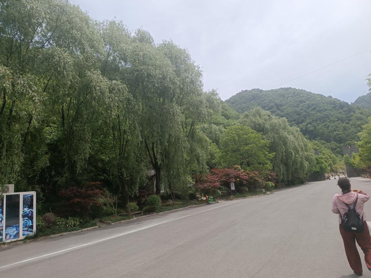 富裕国家工资高，物价也高，人们还千方百计的想向富裕国家移民，去富裕国家旅游消费。