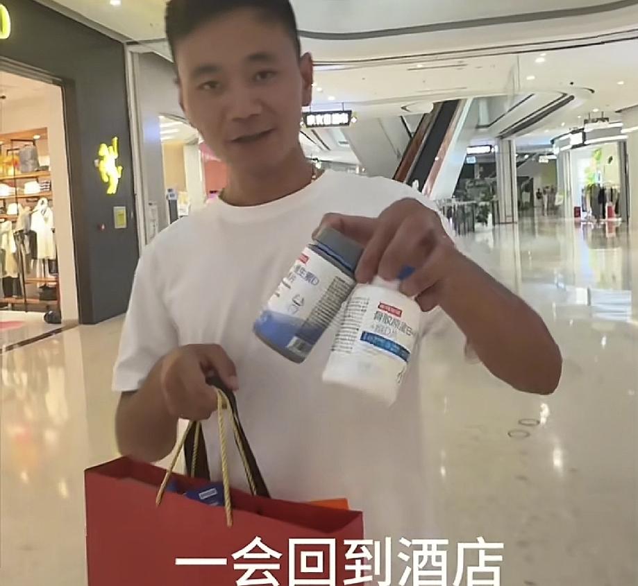 父亲节当天厉怀远够忙的他办了3件事
第一件事就是就是去车站接二姨和小姨了，看来近