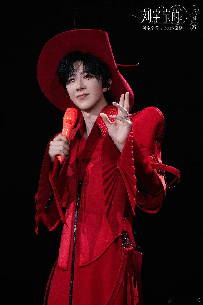 以为米卡和张凌赫刘宇宁一样高米卡同框照惊现"视觉身高bug"！舞台气场两米八的他