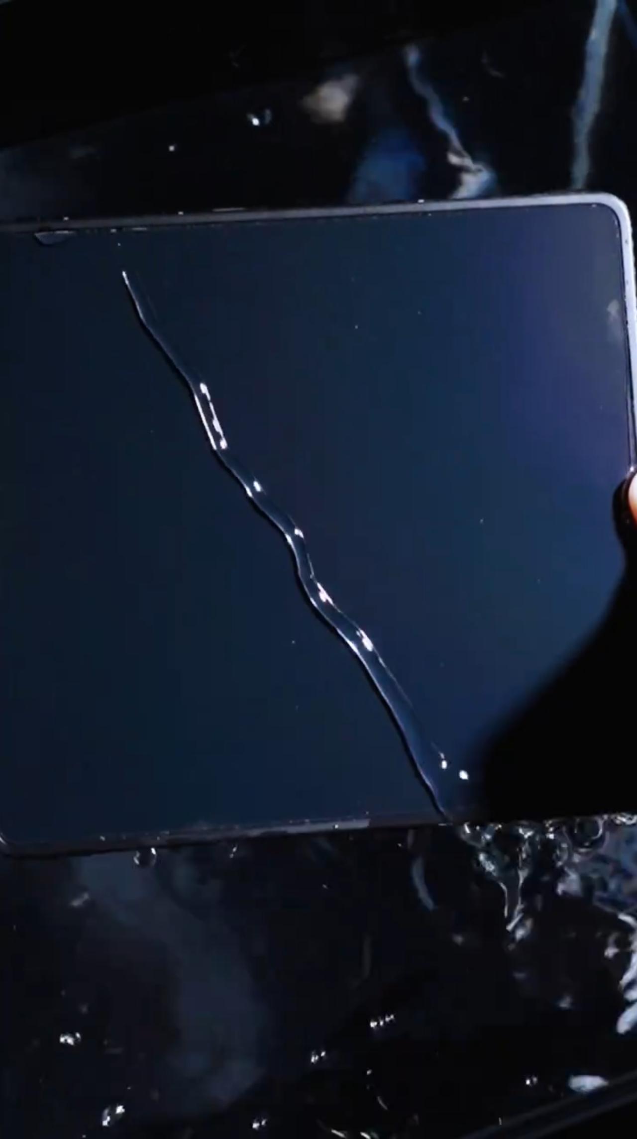 OPPO Find N6 内屏特写图，在视频和动图里真的看不到折痕了，好平！