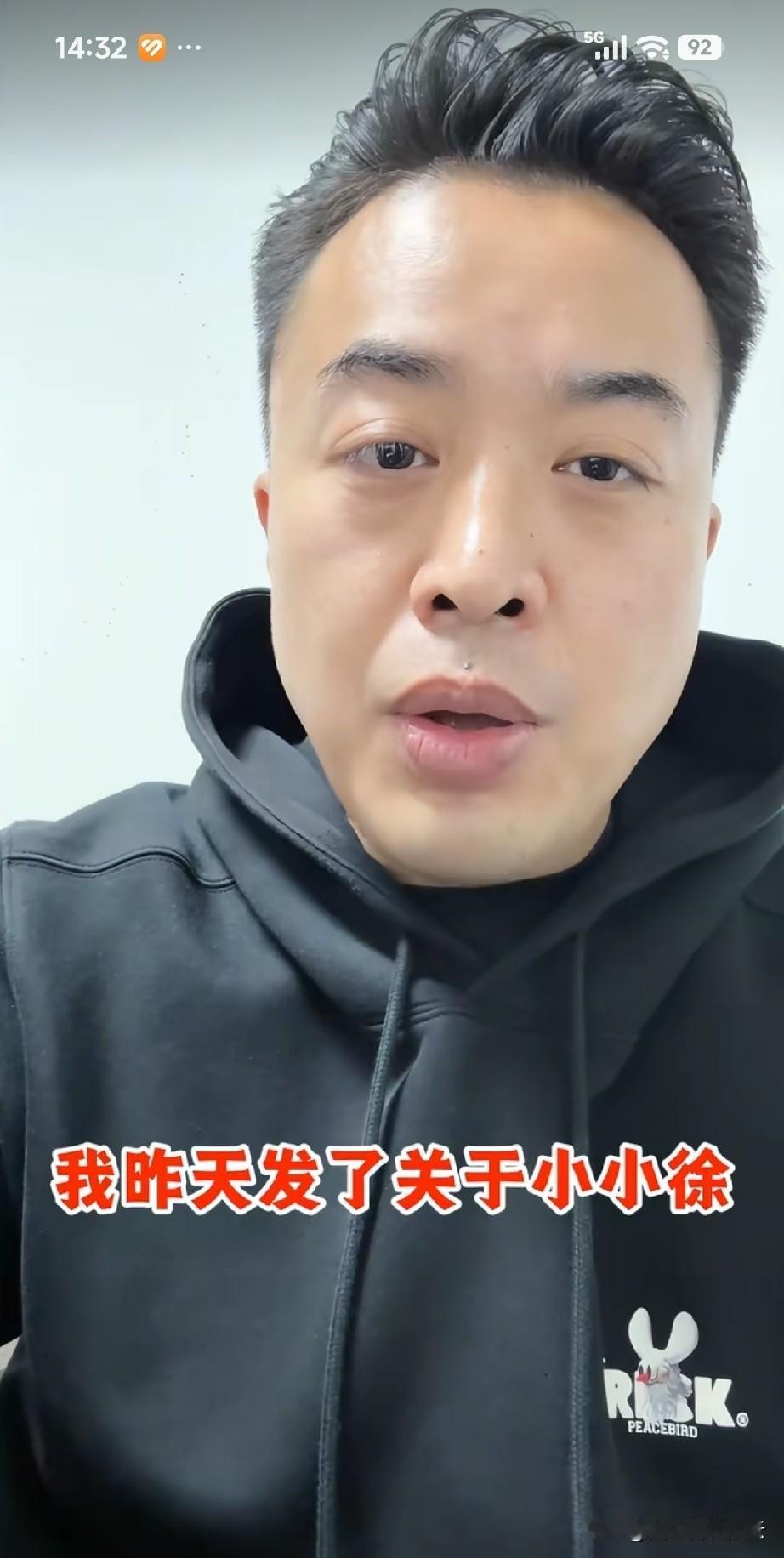 给小小徐拍婚纱照的老板也来了。
他说他也是刷到小小徐的视频，看到他婚纱照里的场景