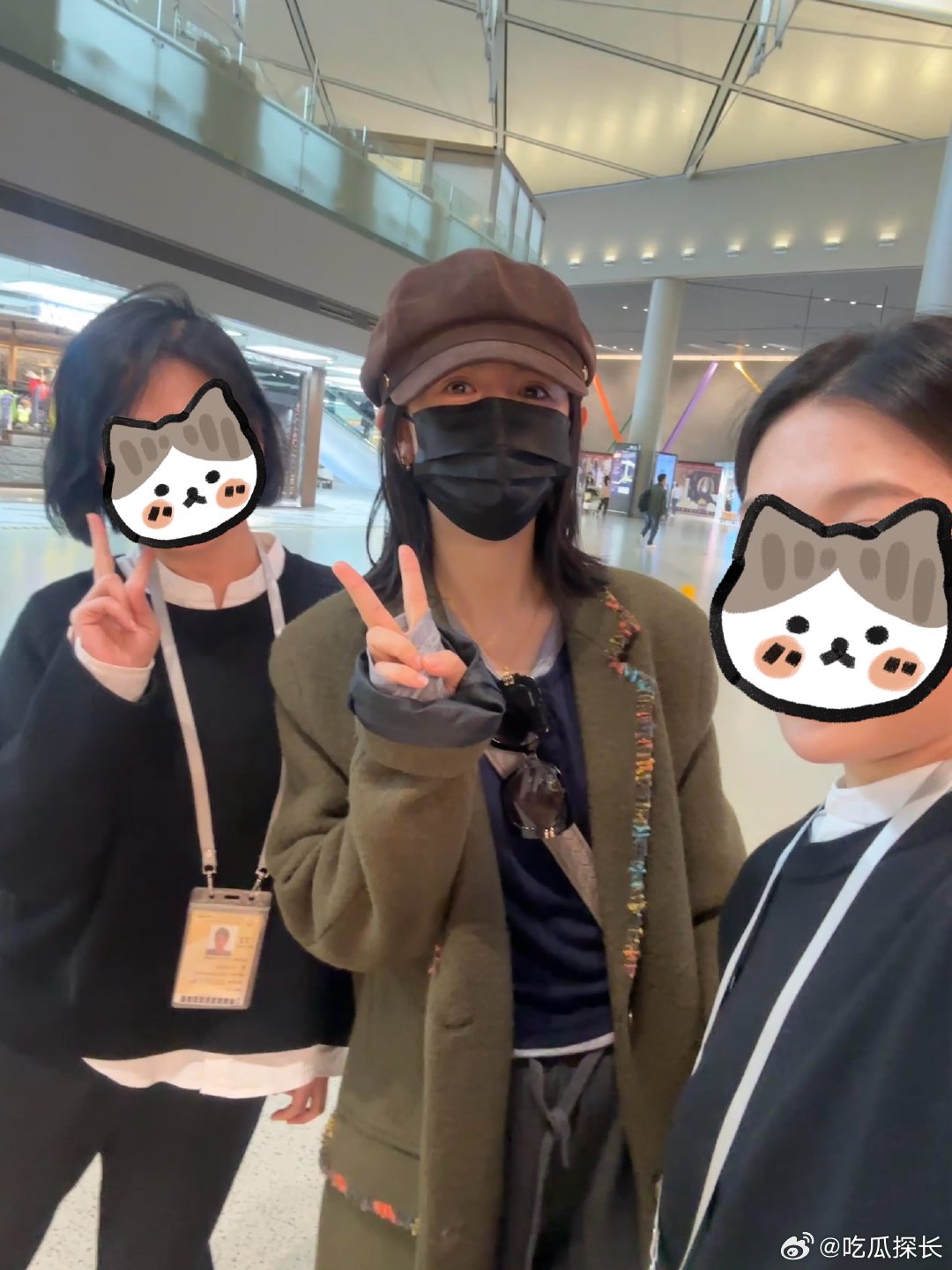 谢娜和路人合照谢娜机场和店员路人合照，娜姐又开始忙碌工作了。谢娜机场和粉丝合照