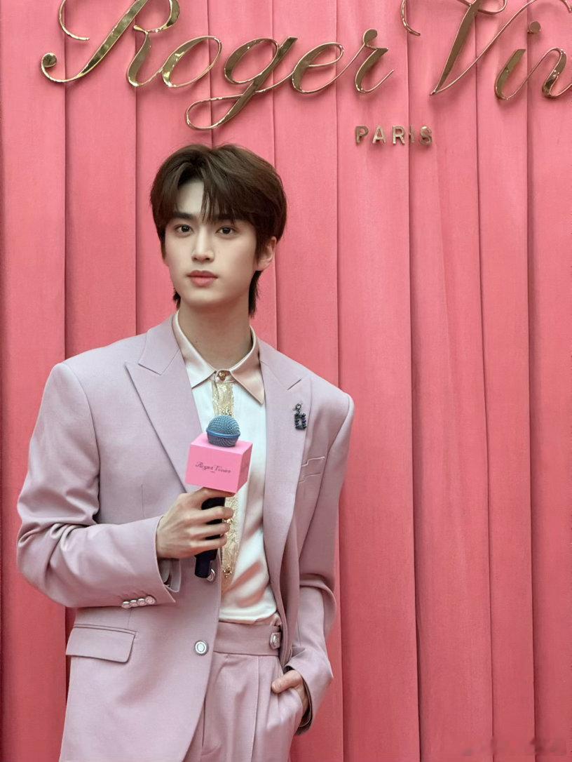 张康乐今日在杭州万象城出席Roger Vivier  2026 春夏系列新品预览