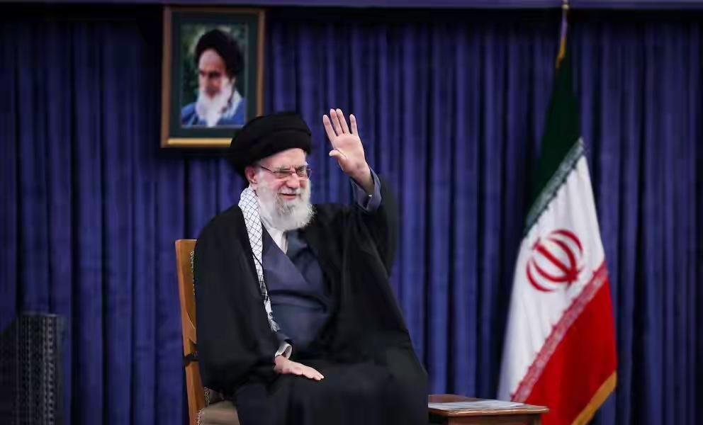 哈梅内伊下落不明？伊朗外长刚说“无恙”，美以反手甩出一张照片