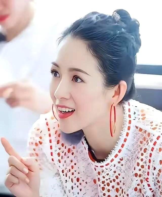 左手抱着娃喂饭，右手还能在片场把角色抠到极致。

娱乐圈多少女星结了婚就隐退，或
