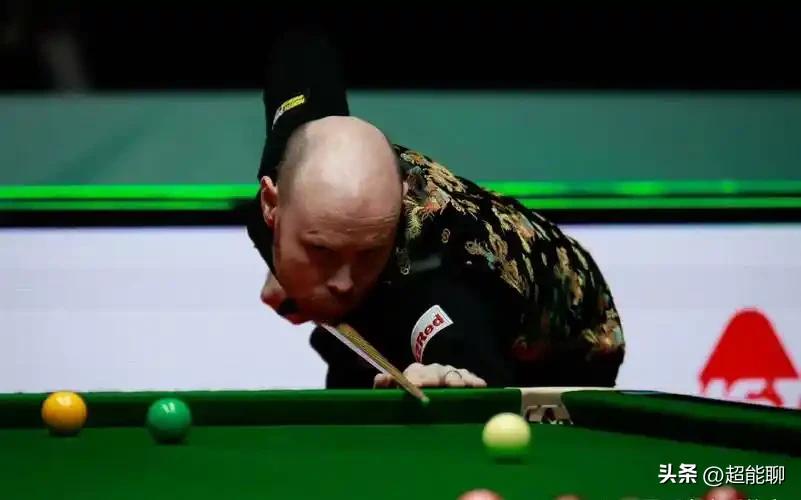 没想到现在丁俊晖世锦赛正赛和肖国栋巡回锦标赛的资格全都系在一人之手--加里·威尔