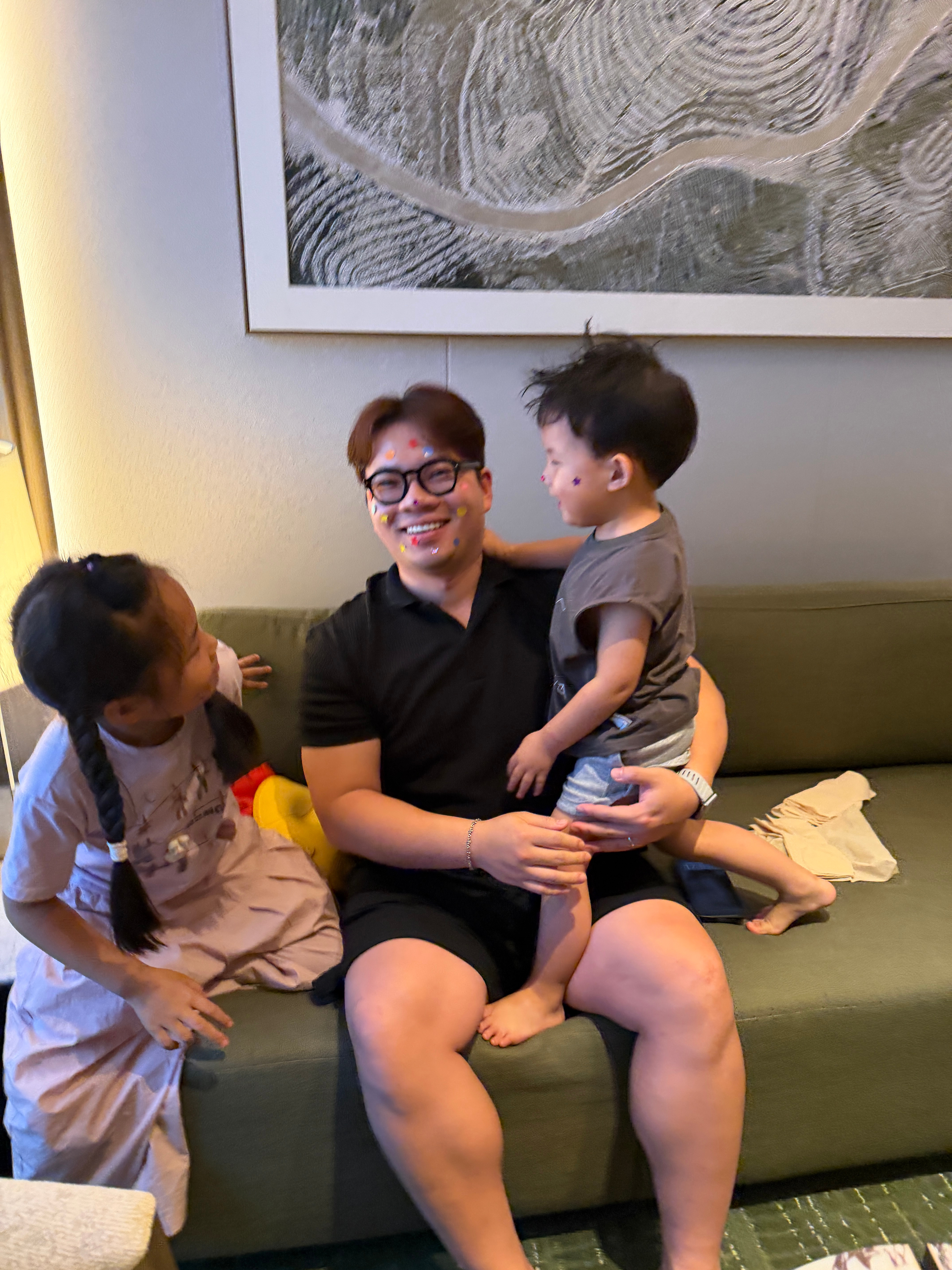 我们出来吃饭了，因为今天定的餐厅不合适带小孩，就没带俩娃。阿琛下午在酒店舍不得睡
