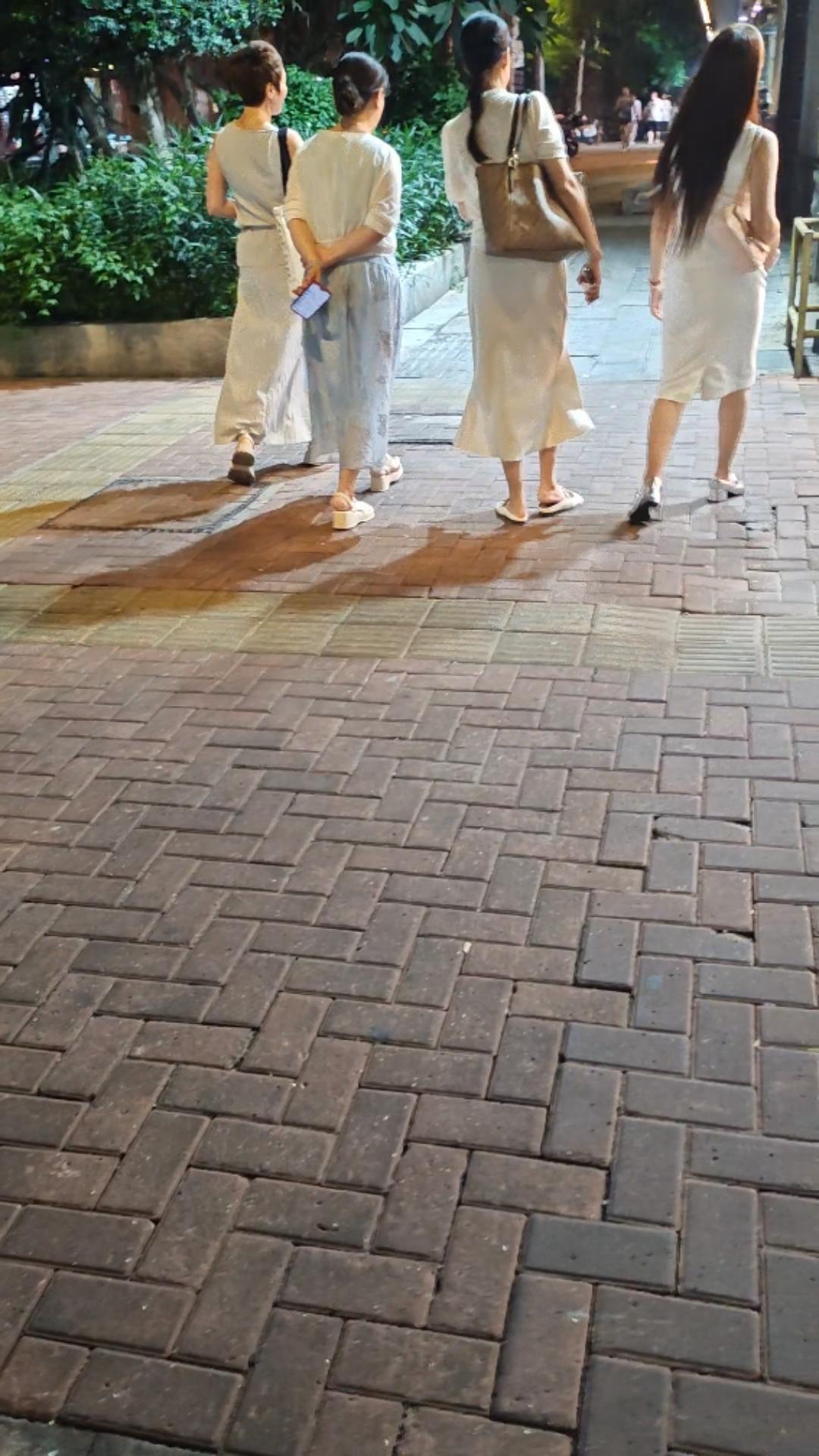 中年妇女如何穿搭比较时尚有气质