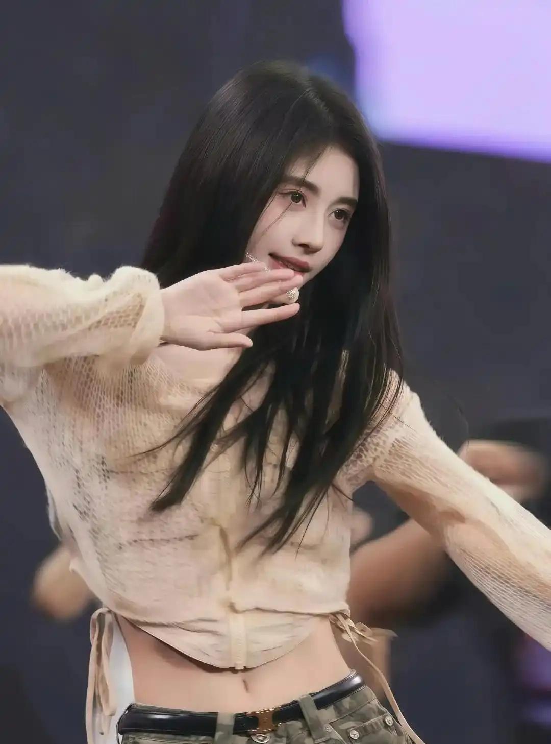 鞠婧祎这组照片更显腿部比例