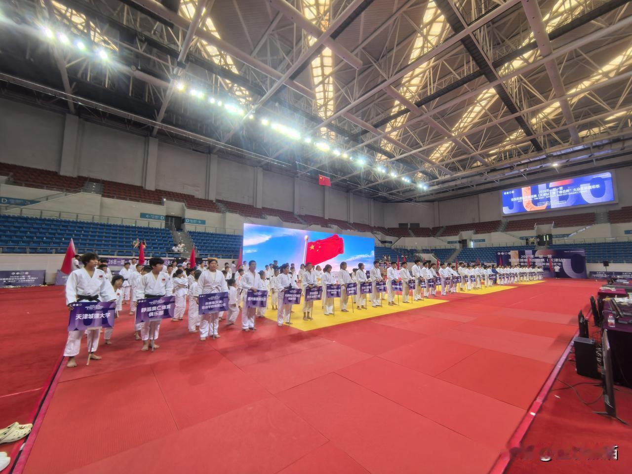 “一城一营”全国柔道巡回赛天津站开幕式热烈彩排 今日正式启幕。
8月23日早8:
