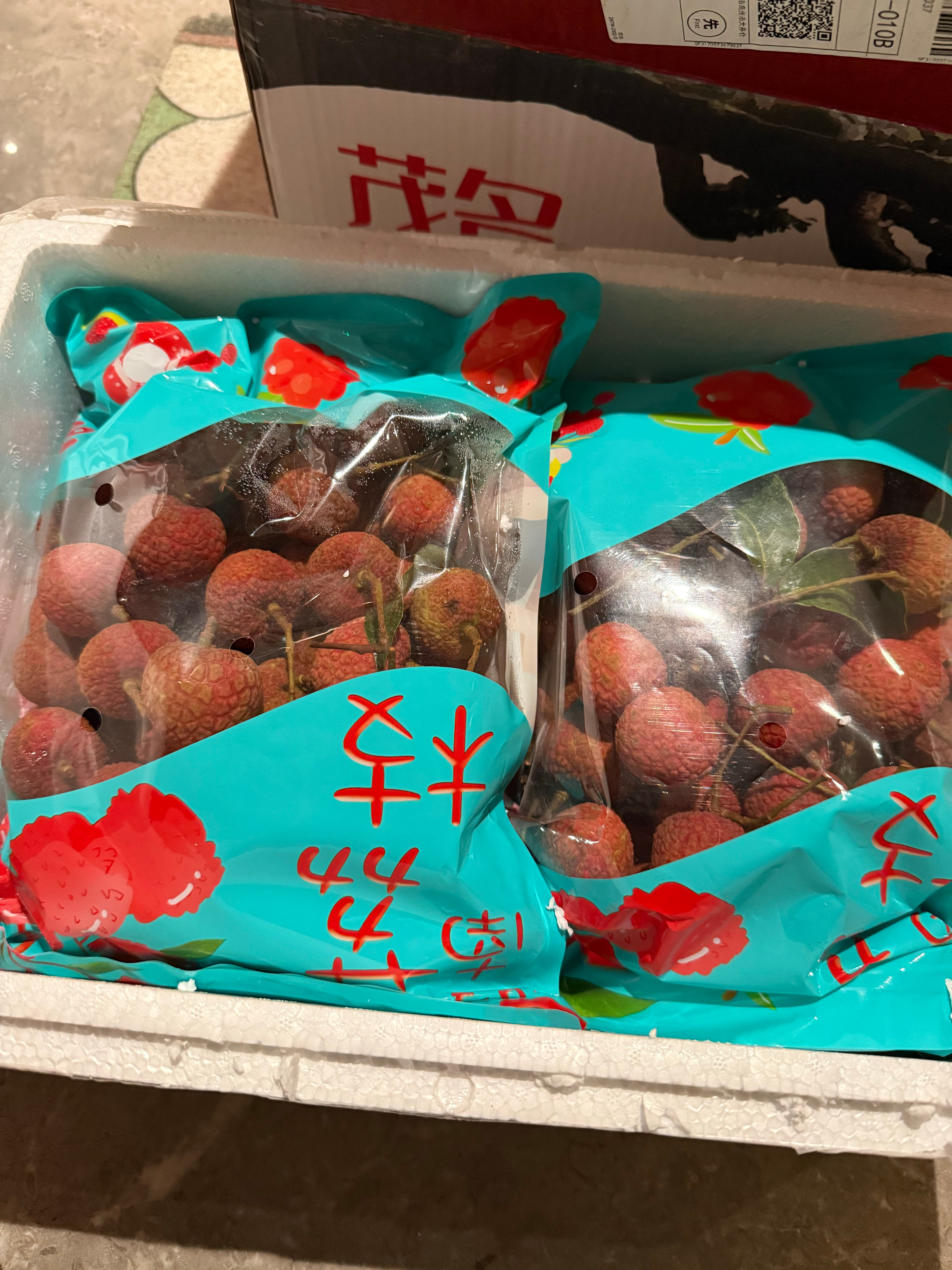 朋友给的白糖罂荔枝！！好爱！又到荔枝的季节了 ​​​