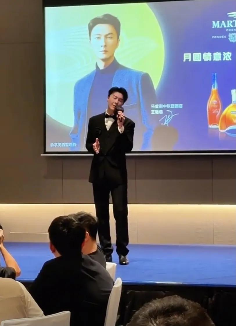 TVB两届视帝沦落饭局唱歌？近日一段王浩信在一个饭局唱歌的视频引起了大家的讨论，