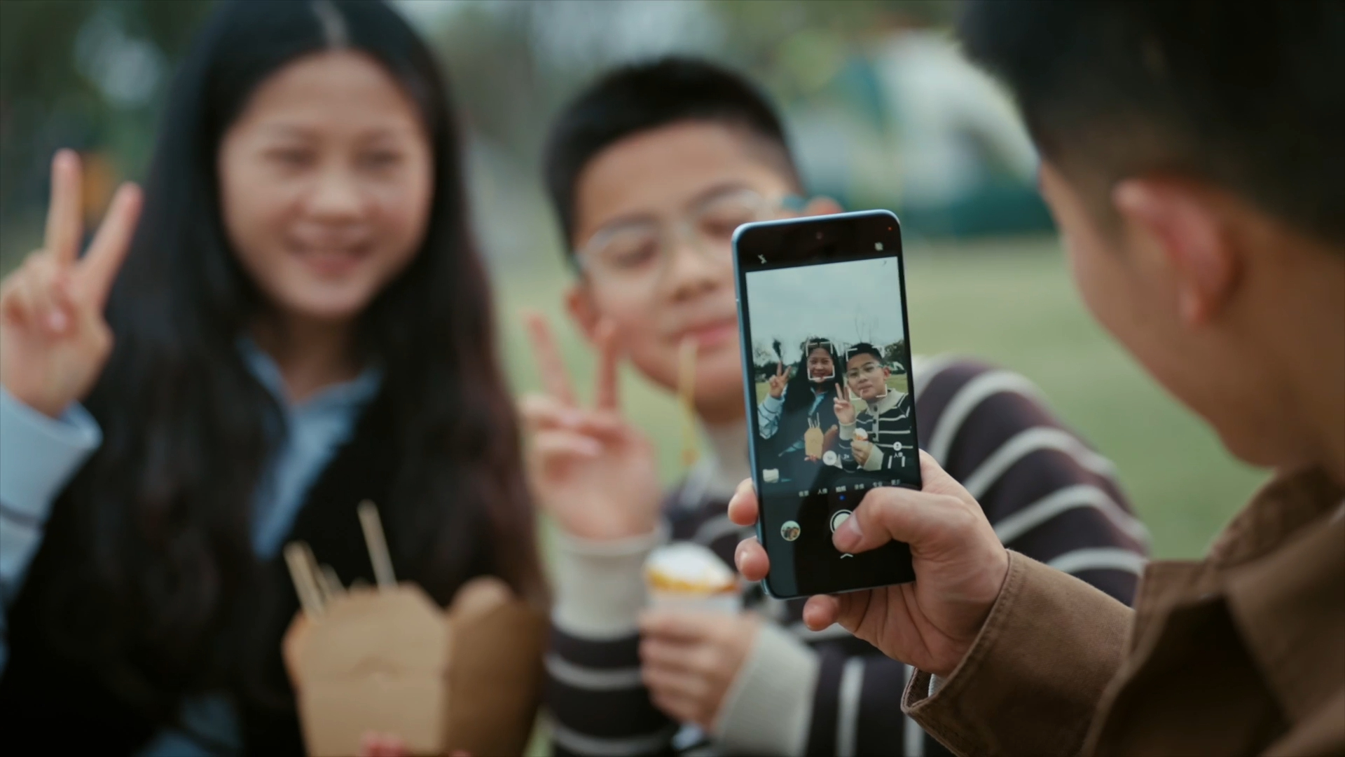 看了上线的《把日子跑亮的人》短片，跟着大冰的视角，记录了京东快递员黄学根的日常，