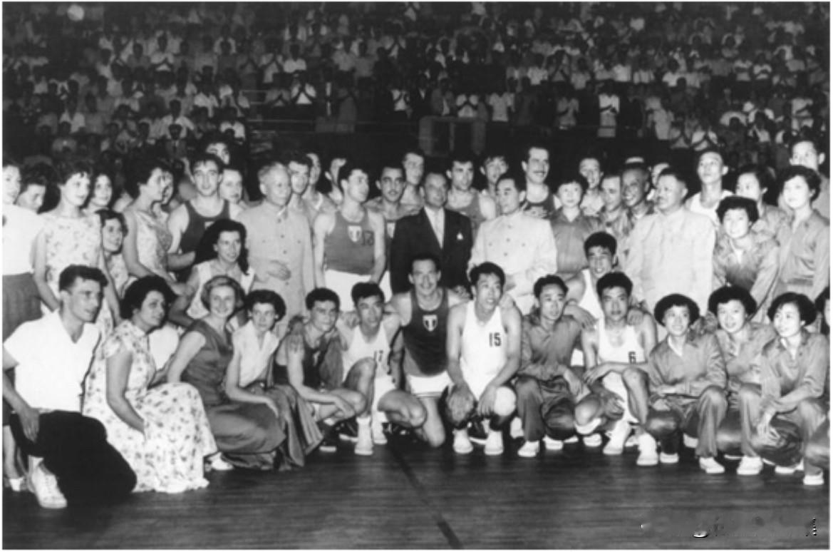 1956年6月7日晚上，法国劳动体育联合会（简称“法国劳联”）男女篮球队应邀在北