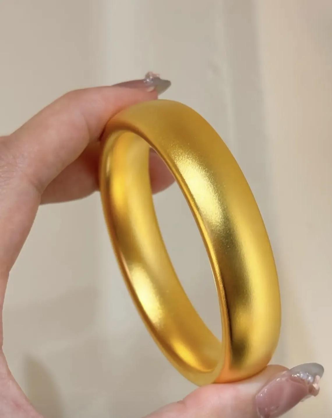 别买了，黄金上车已经太晚了，你万儿8000的买了几颗，真的没啥意思，还是去买白银