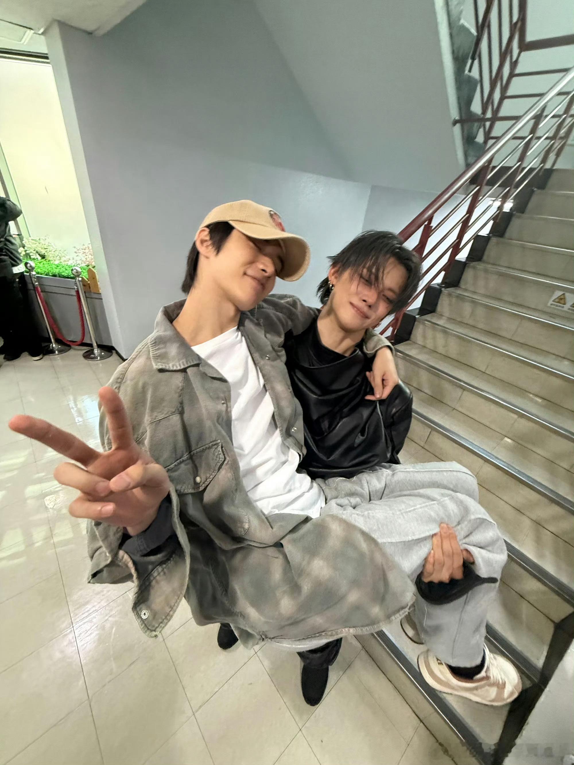 崔然竣公主抱崔杋圭好的好的👌🏿我坚信你俩只有兄弟情崔然竣崔杋圭 ​​​