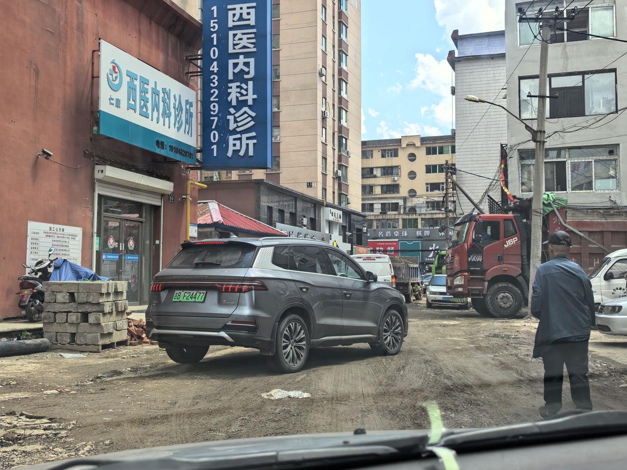 吉林市船营区南京街道把杆打开，是为了方便北安居民出行的，可是有车不自觉，把通道占