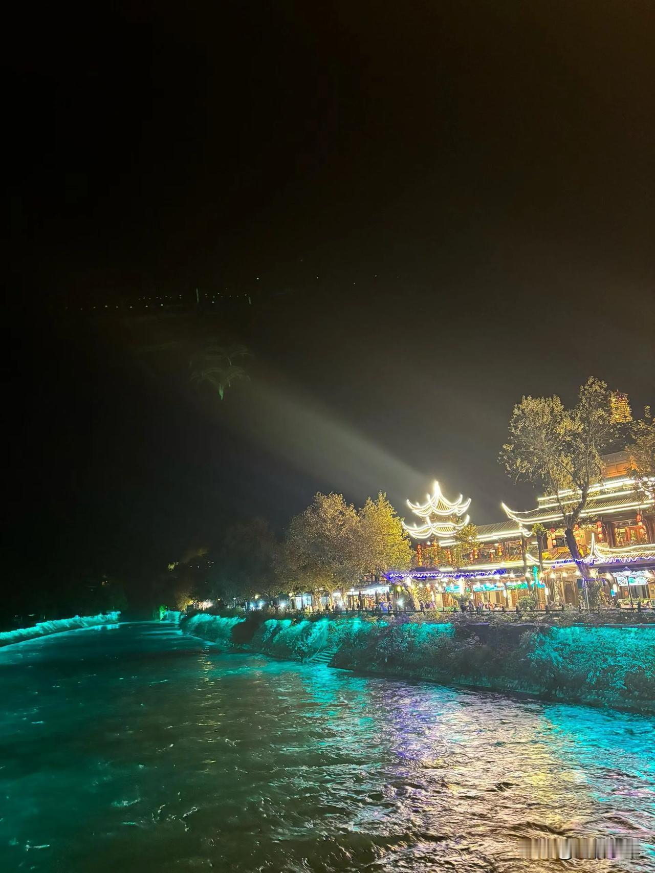 四川成都旅游最应该去的一个景点，那就是都江堰这里。
都江堰这里是古人智慧凝结的体