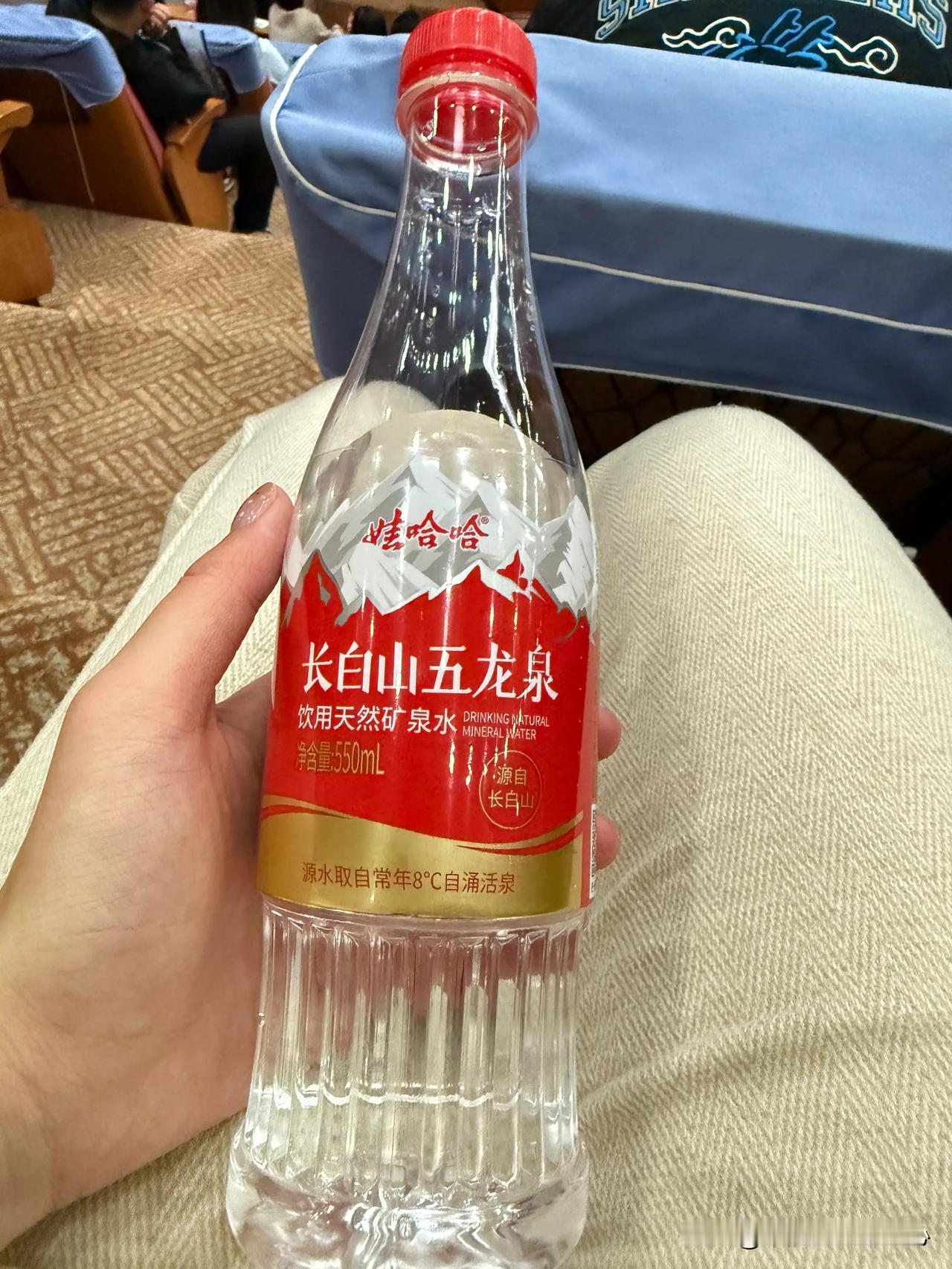 今天有很多的感想
🫥起了一大早去做了工作会议的志愿者，主要的工作是引导与会人员