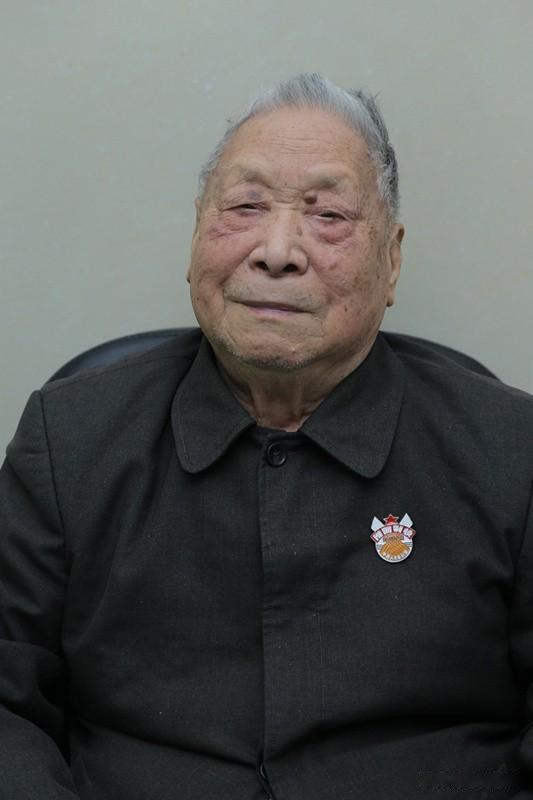 硝烟岁月里，有这样一位虎胆英雄，仅凭十余名战士创造下以少慑敌的战场奇迹，他就是战