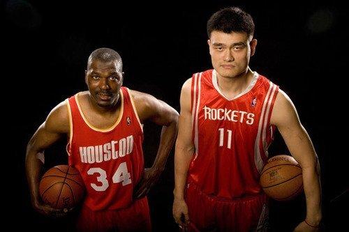 姚明当年可是火箭队的招牌球员，有很多球迷正是因为姚明才关注着休斯敦火箭队。有媒体