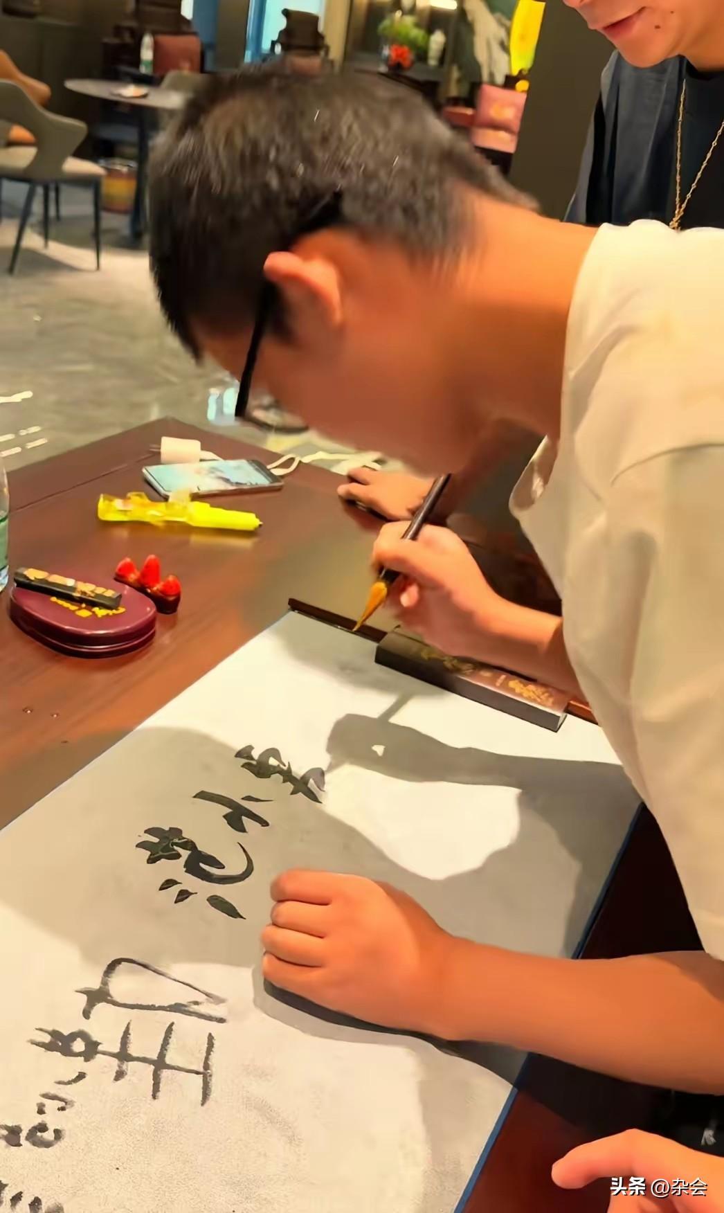 小马云一幅“书法”拍出50万，我默默放下了手中的笔……原来我和财富自由之间，差的