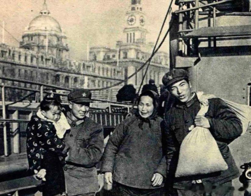 人民军队忠于党人民军队制胜向强明天就是八一建军节了，值此中国人民解放军建军九十九