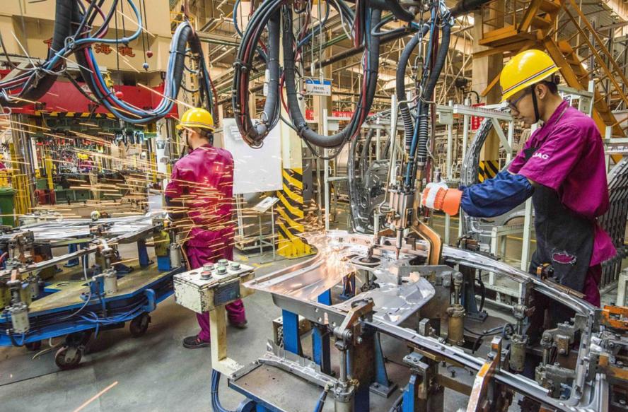 为啥一旦去工业化，就再也回不去了？

四十年前，美国底特律的汽车厂灯火通明，工人