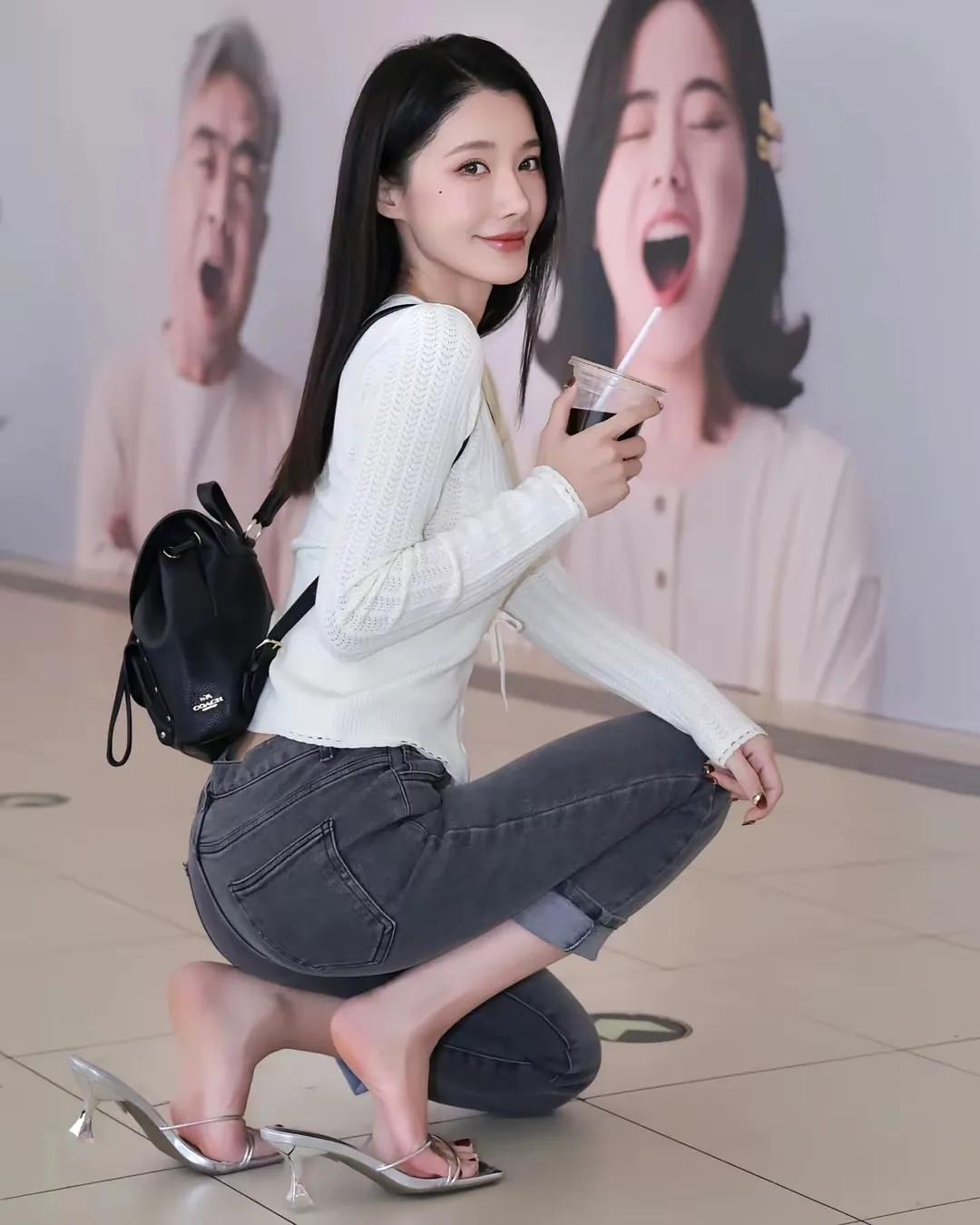 短款的小香风外套配黑灰色短裙，精致迷人。