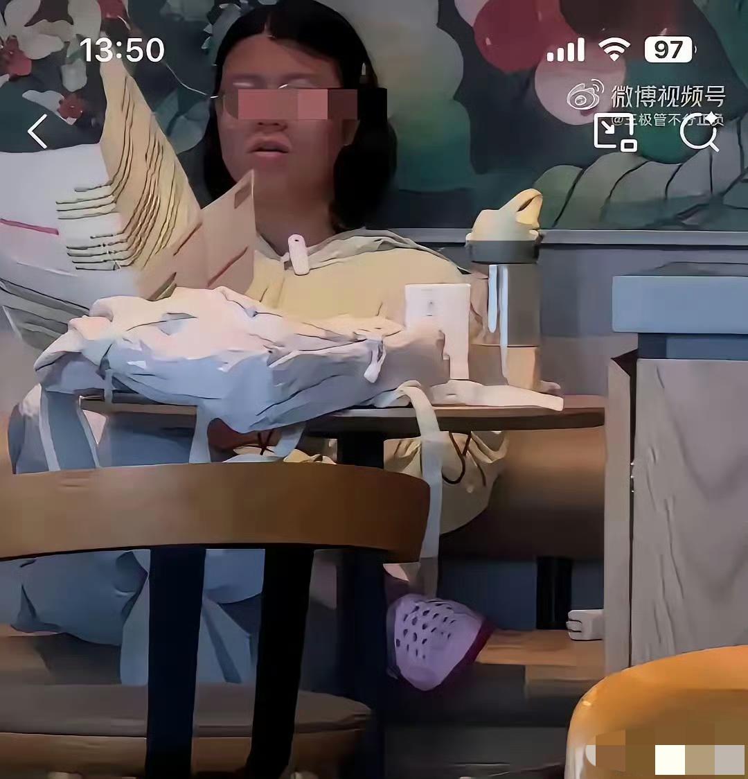 海口星巴克考公女火了，她因为带着扩音器大声读书被顾客投诉，第二天她又去了同样的位
