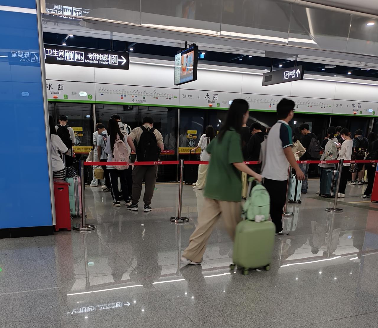 今天下午4点左右，广州地铁水西站里面就已经很多人了，很多人都是拖箱走的，镇龙，大