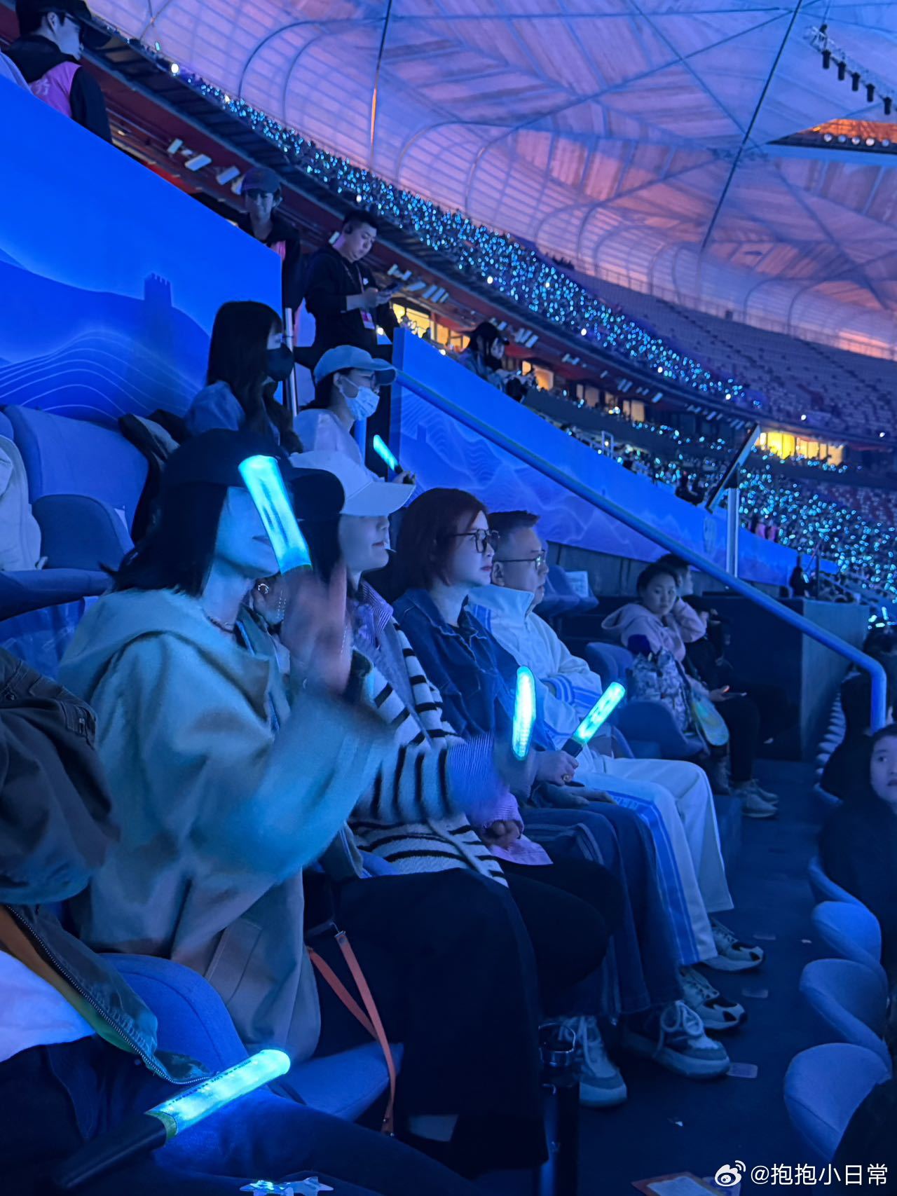 谢娜在张杰演唱会亲了秦岚杜华 谁懂啊！谢娜左亲秦岚右亲杜华，姐妹感情也太好了，现